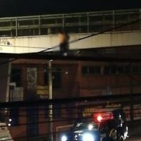 Hallan el cadáver de una mujer colgado en un puente peatonal de Tláhuac