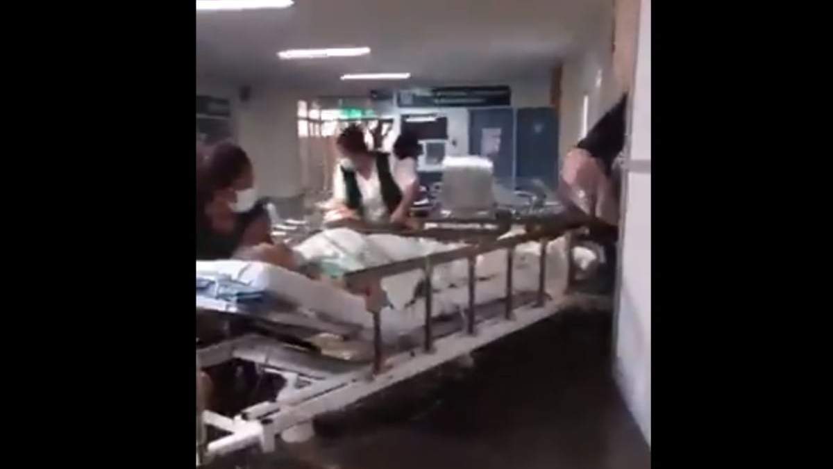 Pacientes son desalojados del hospital del IMSS en Tula