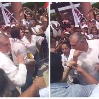 Adán Augusto le propina un codazo a una mujer en Tabasco (Video)