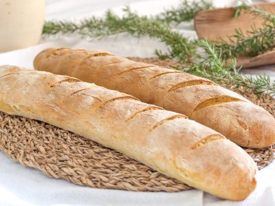 Con 1 kilo de harina, sin leche, sin huevo y sin manteca podés hacer 8 baguettes para tener a mano en el freezer