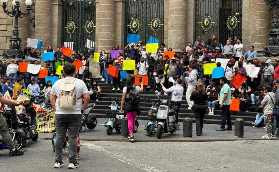 Manifestantes en el Congreso de la CDMX