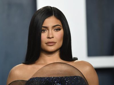 ¿ERES TÚ? Pillan a Kylie Jenner en la vía pública "al natural". ¡ES OTRA MUJER!