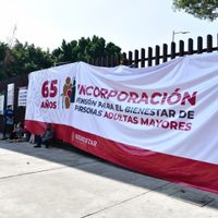 El gobierno propone aumentos en 2025 para Pensión de Adultos Mayores y Becas Benito Juárez