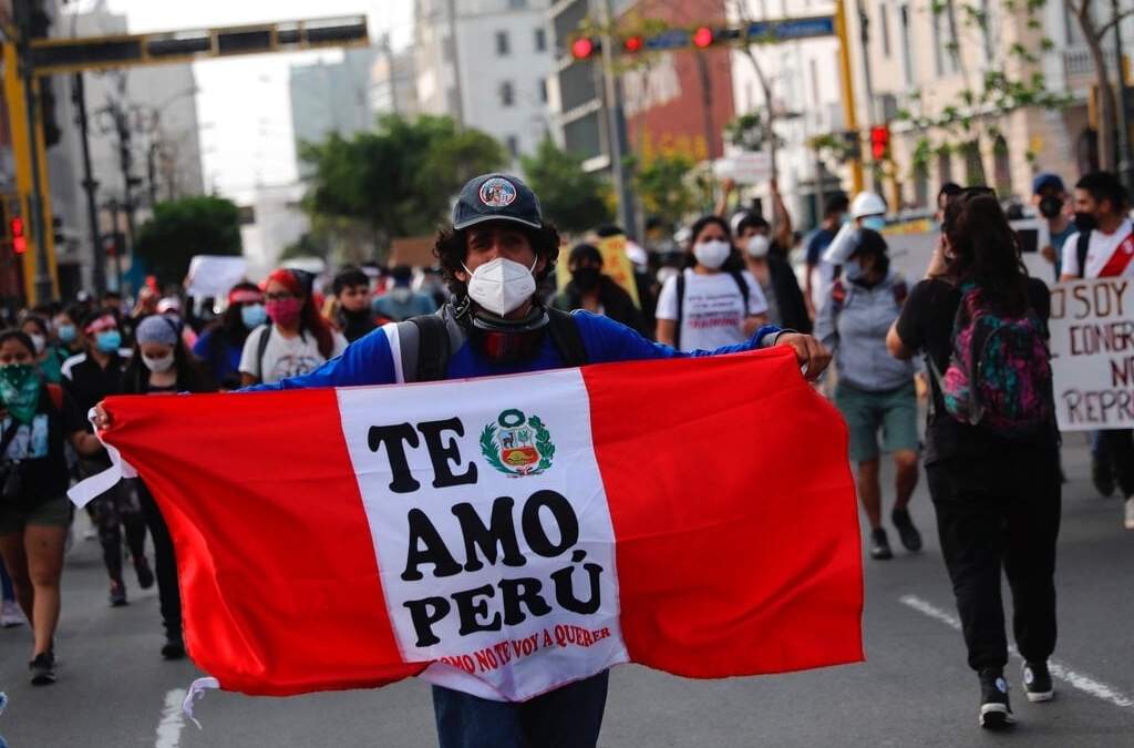 Partidarios del derrocado presidente marcharon por las calles de Lima