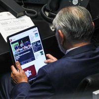 Vuelven a captar a Adán Augusto viendo deportes en plena sesión del Senado