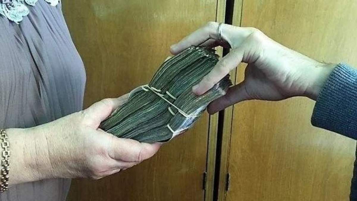 Entrega de dinero. Fuente: (Twitter)