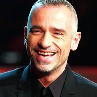 ¡Escándalo! Eros Ramazzotti enfrenta a empujones a una fanática en el aeropuerto