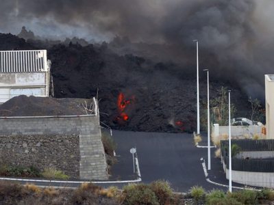 La nueva lengua de lava del volcán de La Palma obliga a evacuar a otros cientos de personas