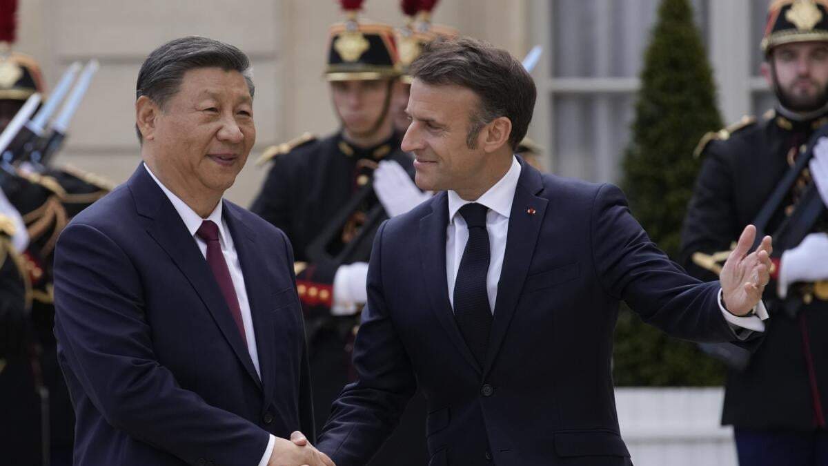 El presidente de Francia, Emmanuel Macron, a la derecha, recibe al presidente de Francia, Xi Jinping, antes de su reunión en el Palacio del Elíseo