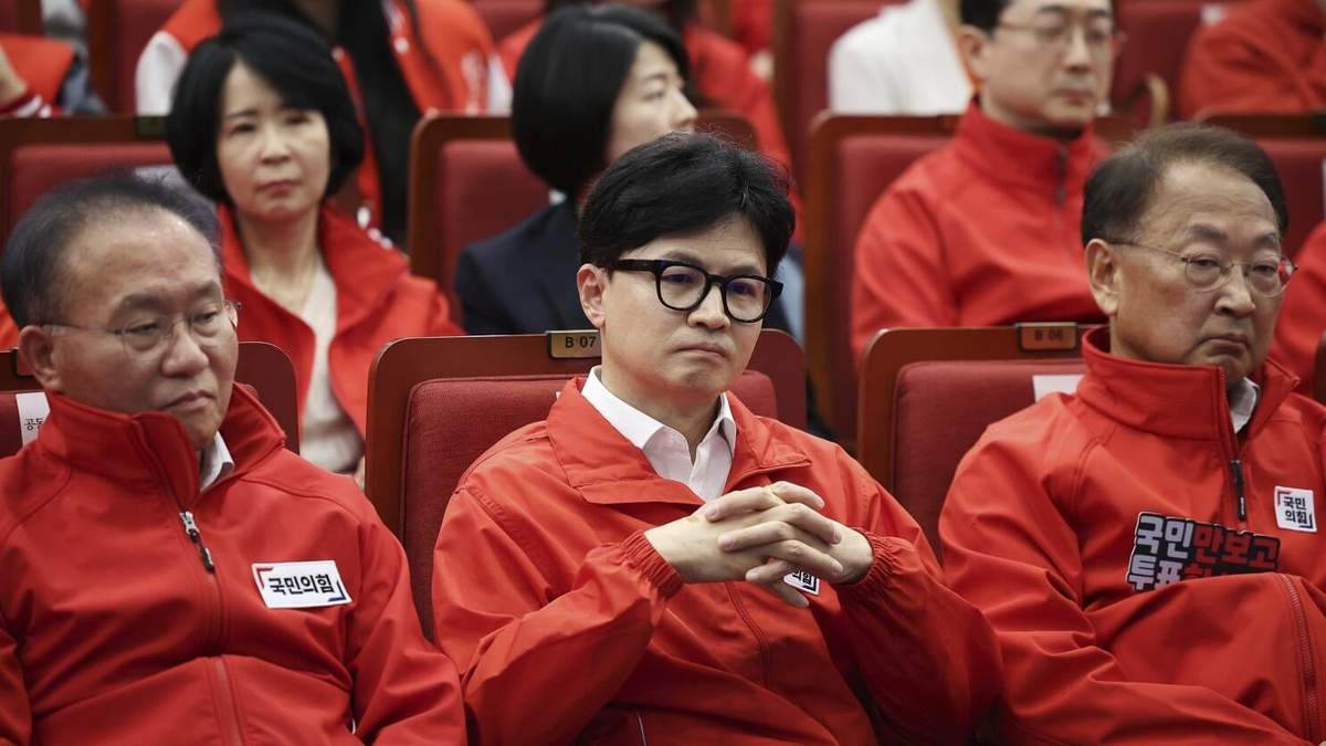El líder del oficialista Partido del Poder Popular, Han Dong-hoon, en el centro, y miembros del partido observan los resultados de los sondeos electorales en la Asamblea Nacional el miércoles 10 de abril de 2024 en Seúl, Corea del Sur