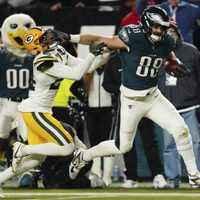 Hurts lanza para 2 TD y Goedert hace una jugada estelar en victoria de Eagles 22-10 sobre Packers