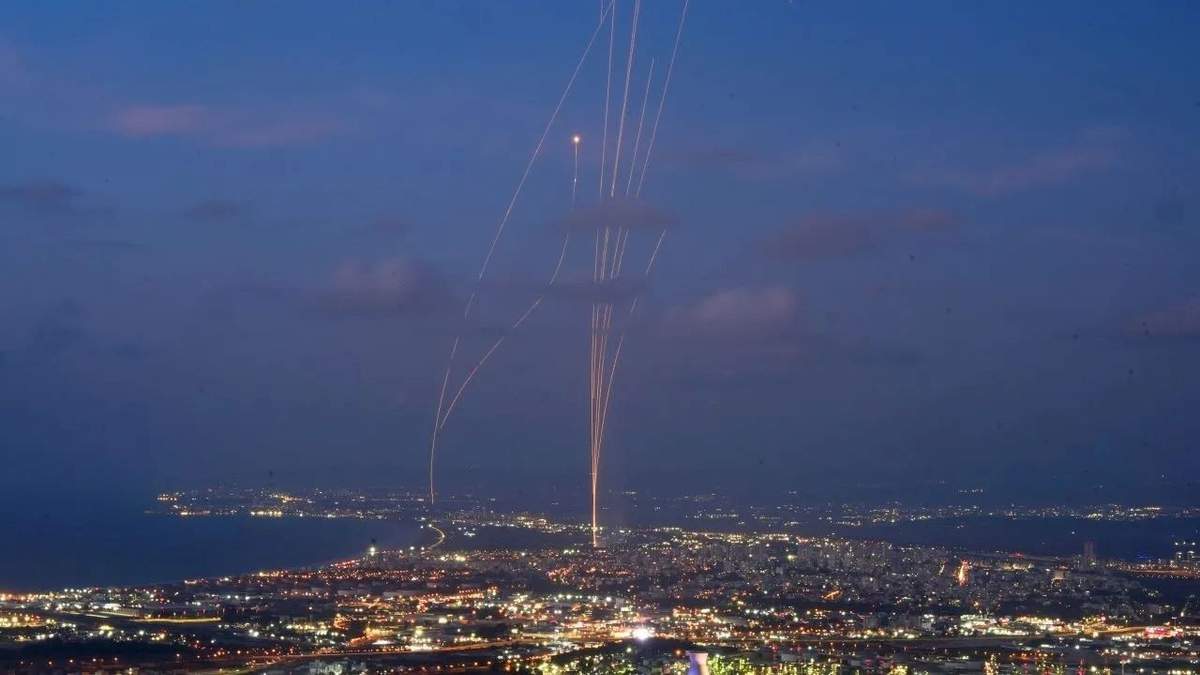 El sistema israelí de defensa antiaérea Cúpula de Hierro intercepta cohetes lanzados desde el Líbano, visto desde Haifa, Israel