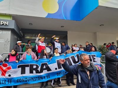 Empleados municipales de Neuquén rechazaron la propuesta salarial y salieron a protestar a la calle