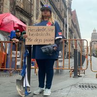 Madre buscadora busca encuentro con AMLO y se viste de beisbolista: "a ver si así nos recibe"