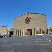 Warner abre la puerta a Paramount tras elevar su oferta de compra