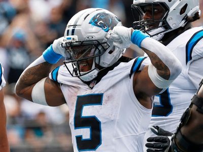 Bryce Young y Rico Dowdle ayudan a los Panthers a remontar para vencer a los Dolphins 27-24