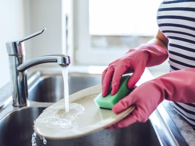 Creá tu propio detergente casero para platos, con un desperdicio que siempre tirás a la basura, sin gastar de más
