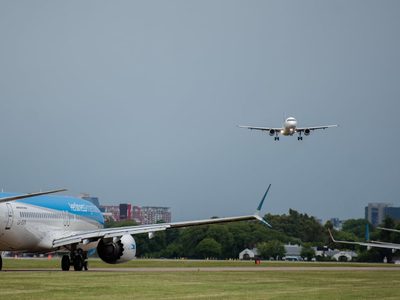 Por decreto, el Gobierno inició la desregulación del mercado aerocomercial