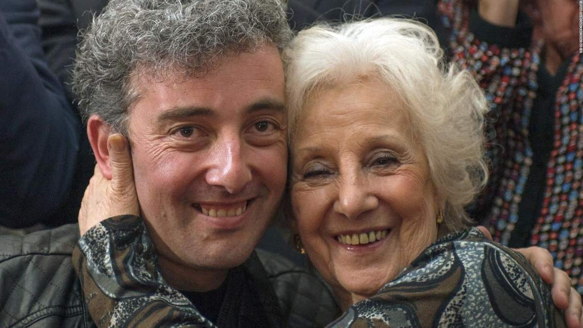 La presidenta de Abuelas, Estela de Carlotto, junto con su nieto Ignacio Montoya Carlotto. Fuente: (Twitter)
