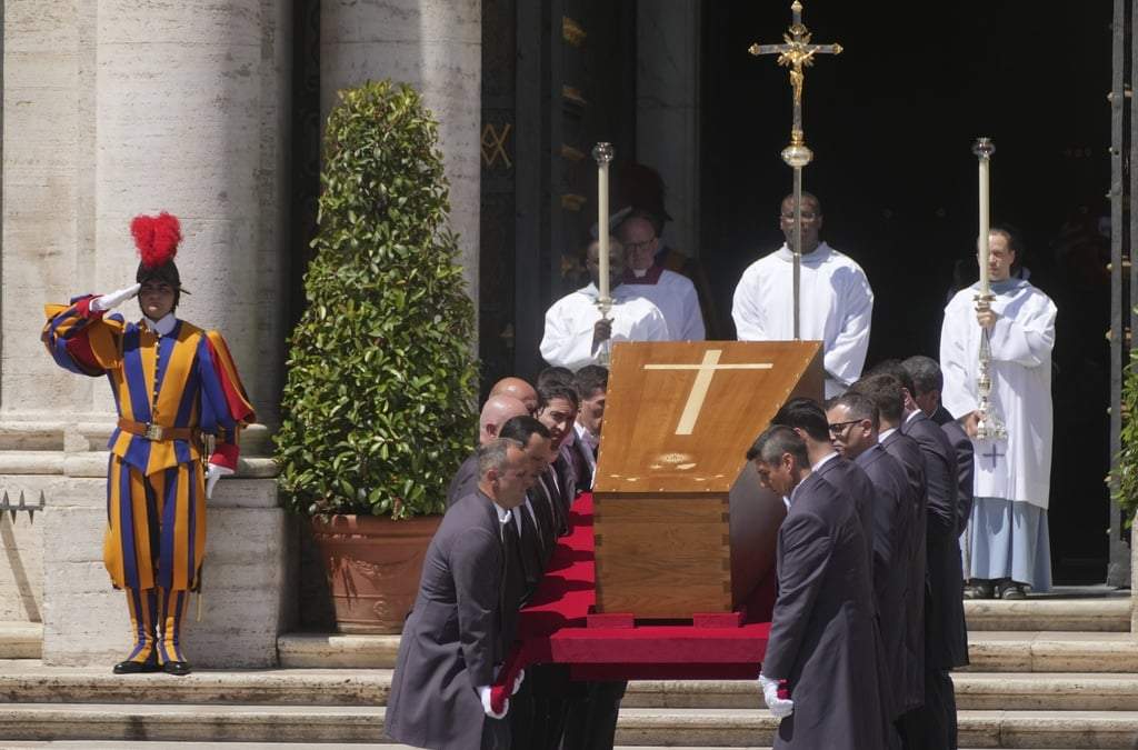 El ataúd del papa Francisco llega a la Basílica de Santa María la Mayor en Roma, sábado 26 de abril de 2025