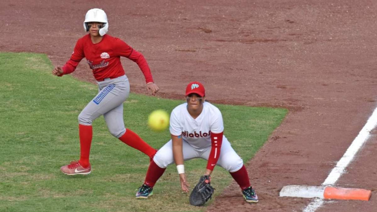 Las Diablos Rojos femenil vencieron a El Águila de Veracruz 11-2 en partido inaugural de la Liga Mexicana de Softbol, en el Parque Universitario de Beisbol de CU