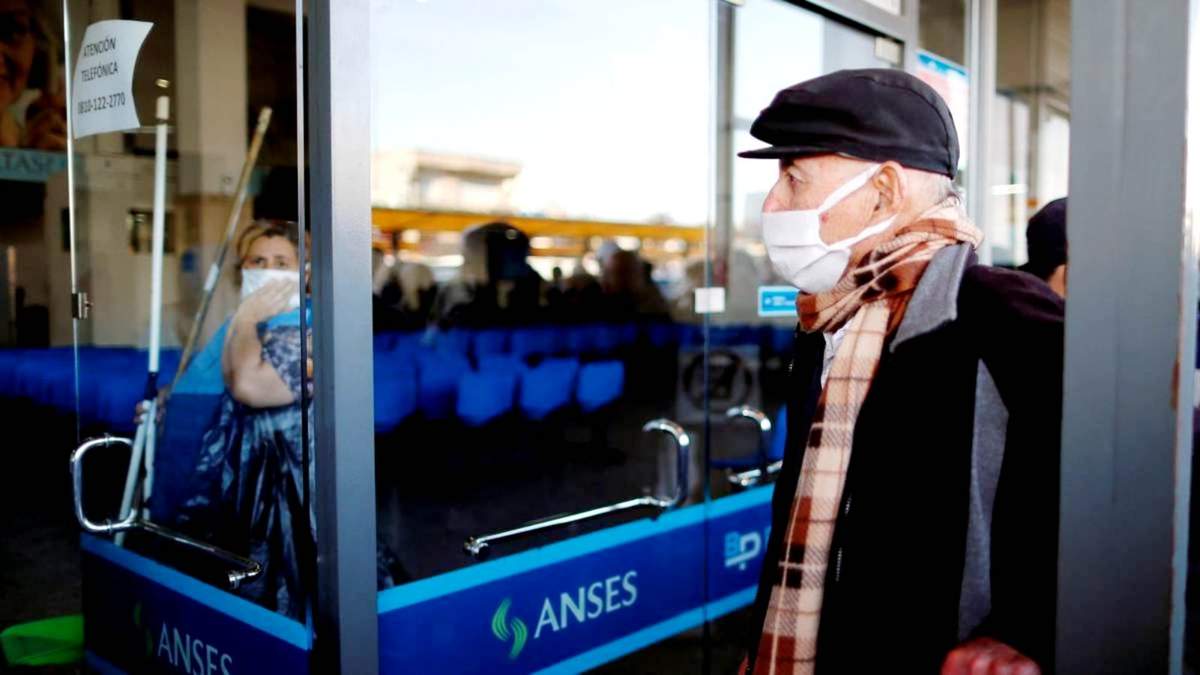 Un hombre ingresa a una oficina de la ANSES. Fuente: (Twitter)