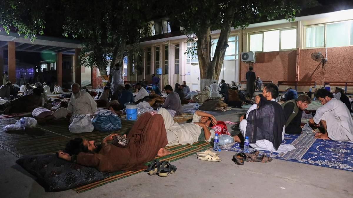 Afganos afectados por un potente sismo que remeció el este de Afganistán, descansan en el exterior del hospital regional Nangarhar, en Jalalabad, Afganistán, el 3 de septiembre de 2025