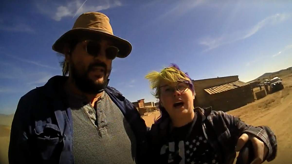 Hannah Gutiérrez-Reed (derecha) y un colega en el set de Rust
