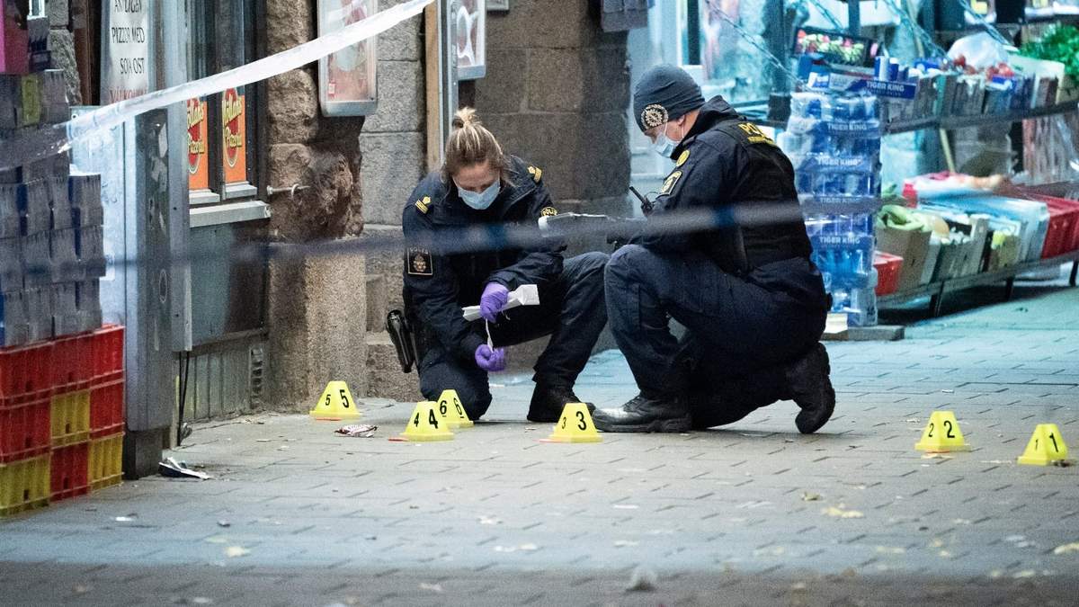 En esta fotografía del 9 de noviembre de 2019, policías trabajan cerca del lugar de un tiroteo en Malmo, Suecia