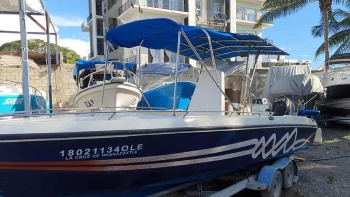 La embarcación en la que viajaban los pescadores naufragó