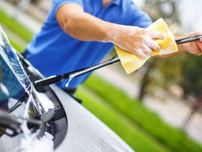 El truco de los lavaderos para limpiar a fondo el limpiaparabrisas de tu automóvil y alargar su vida útil