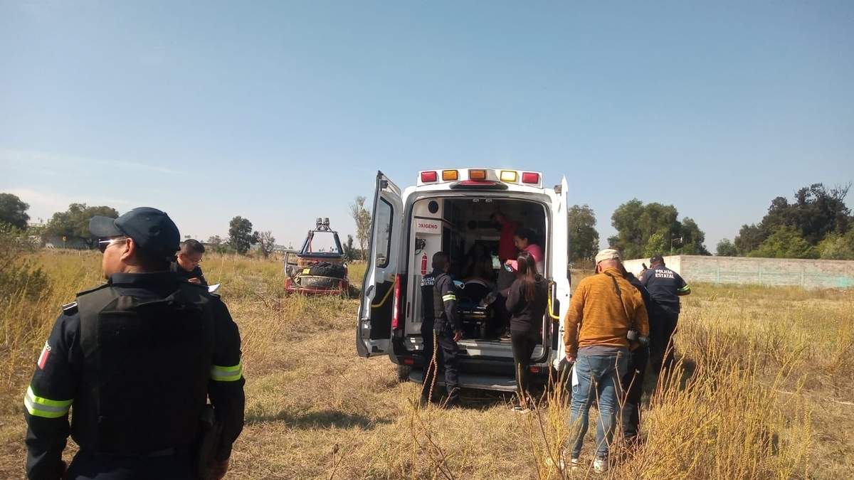 Paramédicos suben a algunos de los heridos a una ambulancia