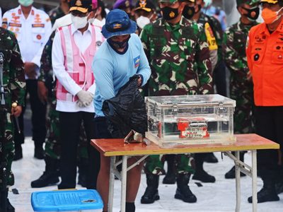 Indonesia: recuperaron los datos de la caja de seguridad del avión accidentado