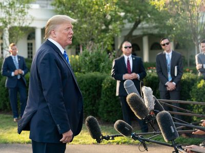 Trump pide retrasar su declaración en un caso por difamación a la periodista que lo acusó de agresión sexual
