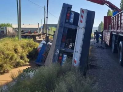 Camionero manejaba borracho, se durmió y terminó adentro de un desagüe en Valentina Norte