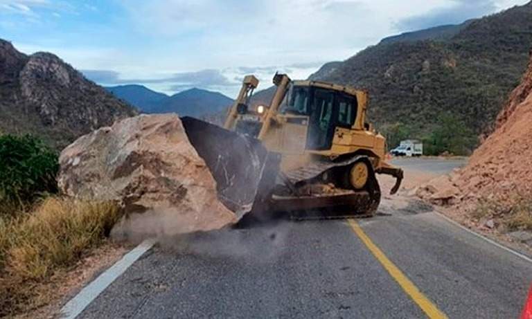 Sismo en Oaxaca. Maquinaria retira desprendimientos en un tramo carretero en Oaxaca