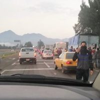 Normalistas de Tiripetío retienen autobuses de pasajeros y de carga
