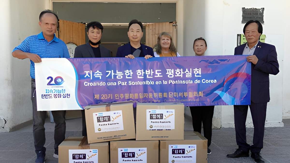 Los representantes del comité surcoreano durante la entrega de mascarillas en General Roca. Fuente: (Twitter)
