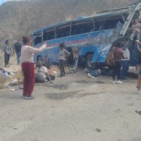 Once migrantes mueren al volcar autobús en la carretera Cuacnopalan-Oaxaca
