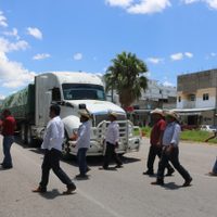 Campesinos retienen camiones con fertilizante en Chilapa, Guerrero