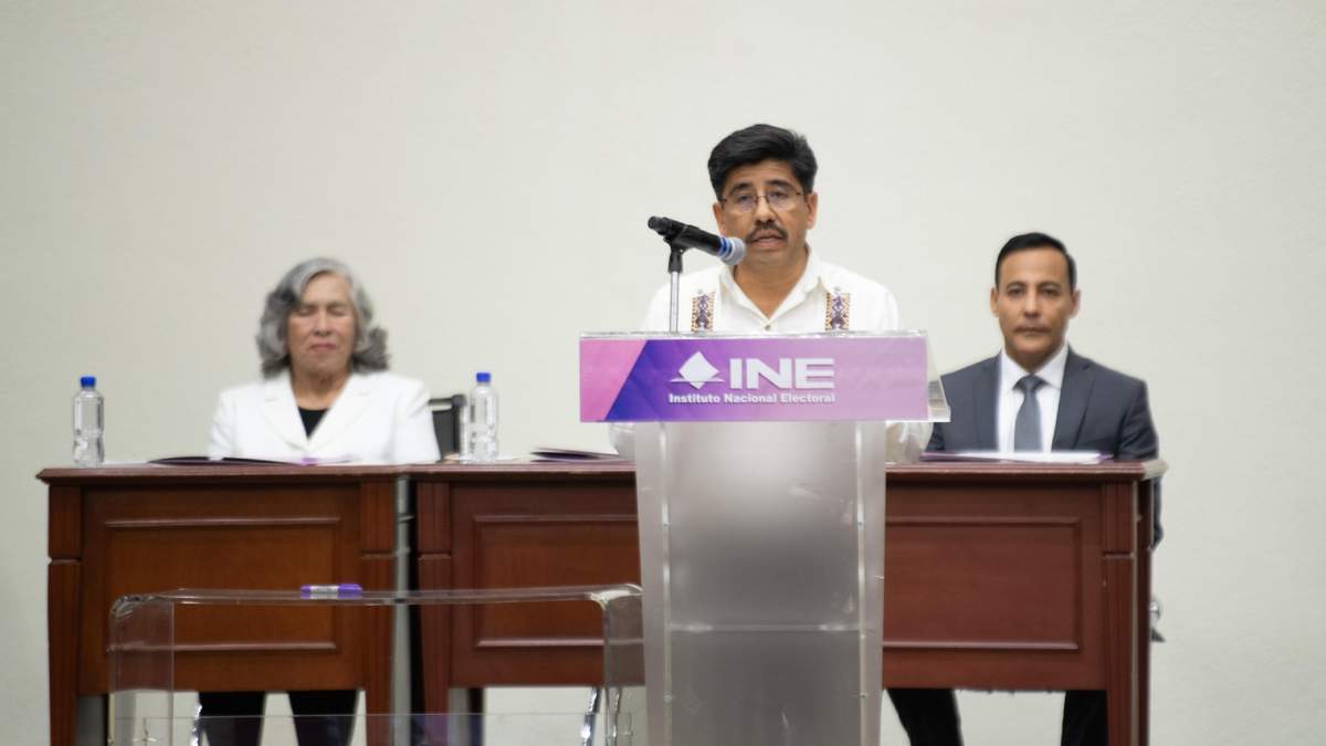 Hugo Aguilar da su discurso tras recibir su constancia de mayoría en el INE