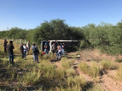 Vuelca camioneta que transportaba a la prensa durante gira de AMLO en Sonora