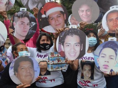 Colocan árbol de Navidad con rostros de hijos desaparecidos en Veracruz