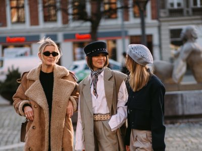 El ítem de moda vintage que regresa con todo y promete resolver tus looks este invierno: mirá cómo combinarlo