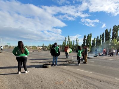 Trabajadores del hospital de Centenario y municipales de Senillosa levantaron los cortes de ruta