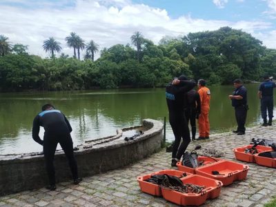 Intensa búsqueda de un hombre que se arrojó a los lagos de Palermo el mediodía del lunes