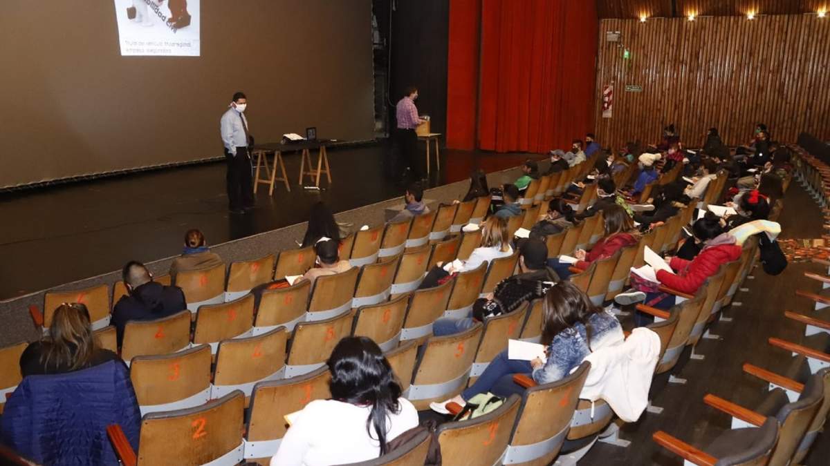 En Cine Teatro Municipal de Zapala, respetando el distanciamiento social. Fuente: (Twitter)