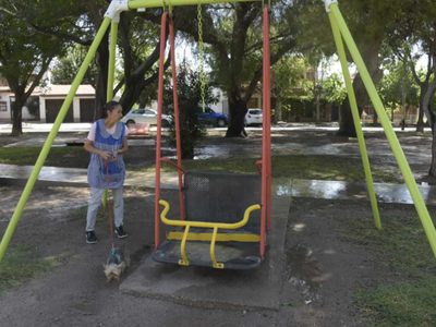 Una menor se fracturó luego de ceder la rampa de una hamaca para niños con discapacidad