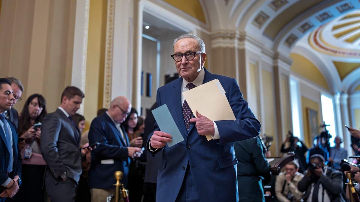El líder de la minoría del Senado de Estados Unidos, Chuck Schumer, espera para hablar con reporteros después de una reunión a puerta cerrada con otros demócratas en el Capitolio, en Washington