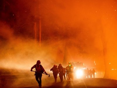 Grandes incendios en California obligan a pobladores a huir